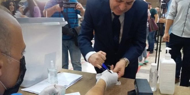 بعد اشاعات توقيفه.. عماد خميس يظهر بانتخابات مجلس الشعب وبلا كمامة