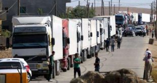 15 شاحنة سورية محمّلة بالفواكه والمواد الغذائية والمنظفات تعبر منفذ البوكمال يومياً