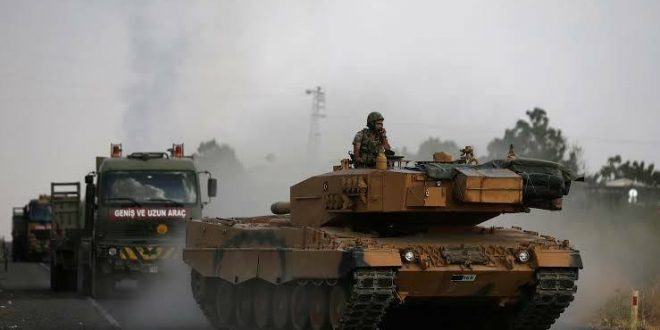 الجيش التركي يرسل تعزيزات عسكرية كبيرة إلى إدلب