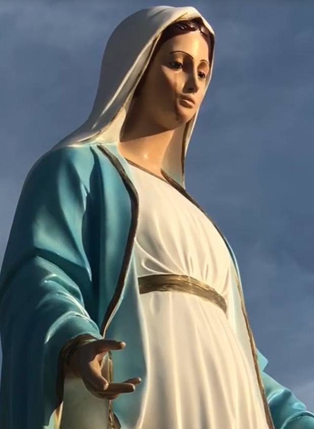 حشود تتجمع في إيطاليا لرؤية تمثال "مريم العذراء" يبكي دمًا