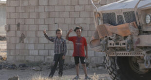 اختراق أمني كبير.. طفل سوري يتجاوز سياج قاعدة عسكرية أمريكية في سوريا, شاهد!