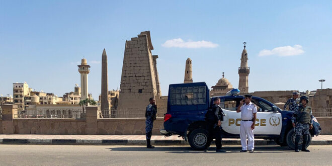 على طريقة الفنان نور الشريف.. مواطن مصري ينتحل صفة ضابط لمدة 32 سنة والأمن المصري يكشف عملياته