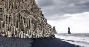 شاطئ الجن في أيسلندا.. عالم “مسحور” من الجبال والرمال السوداء