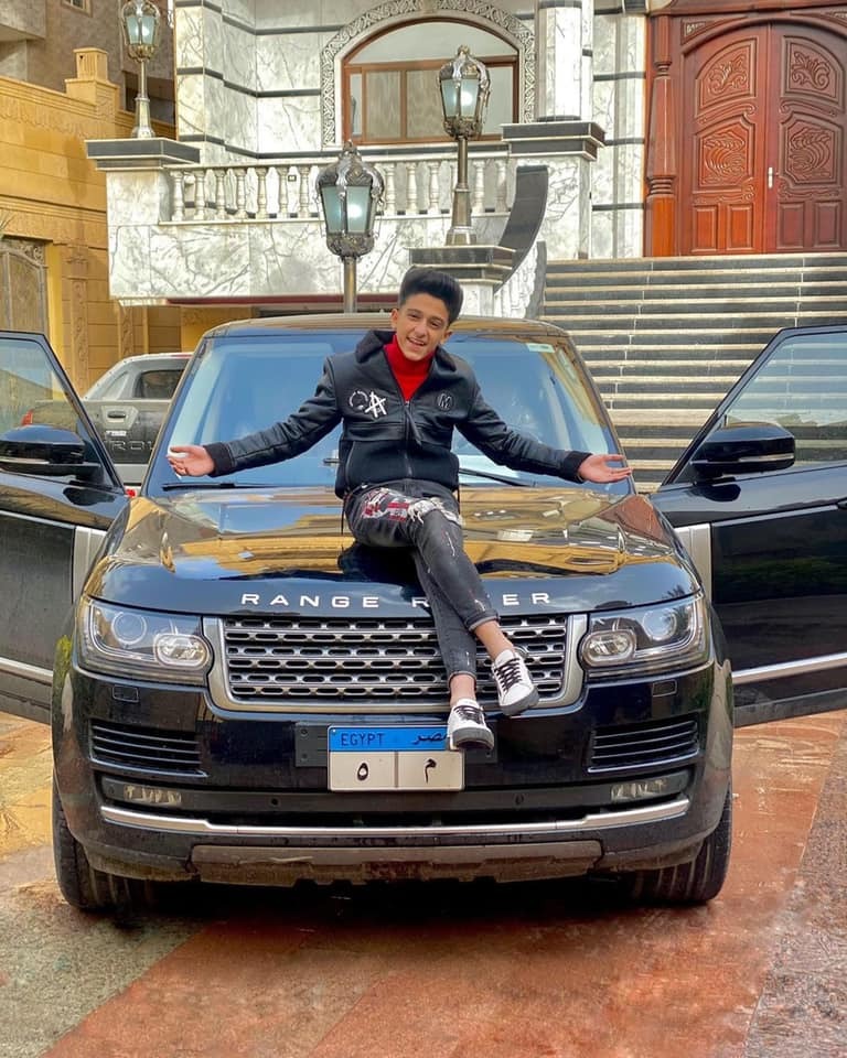 طفل مصري يثير الجدل بامتلاكه سيارة سعرها 3 ملايين جنيه