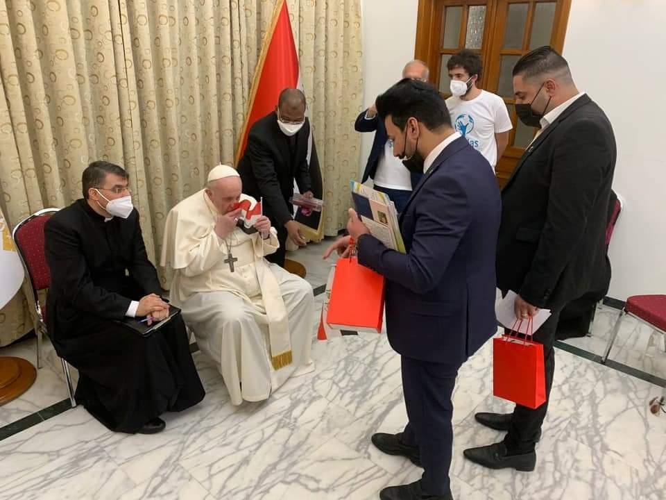 ما قصّة العلم العراقي الملطخ بالدم الذي قبَّله “البابا”؟