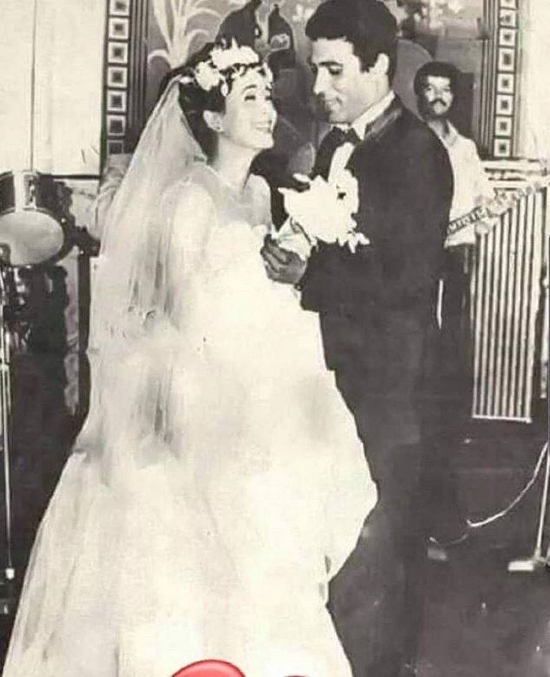 صورة نادرة جداً .. شاهدوا أحمد زكي وهالة فؤاد في يوم زفافهما