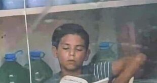 صورة طفل سوري في لبنان تهزّ الانترنت.. هذا ما يفعله داخل متجر صغير