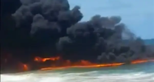فيديو لا يصدق.. كتلة من النيران الملتهبة تشتعل فوق مياه البحر