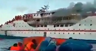 شاهد النيران تلتهم سفينة مكتظة بأكثر من 200 راكب
