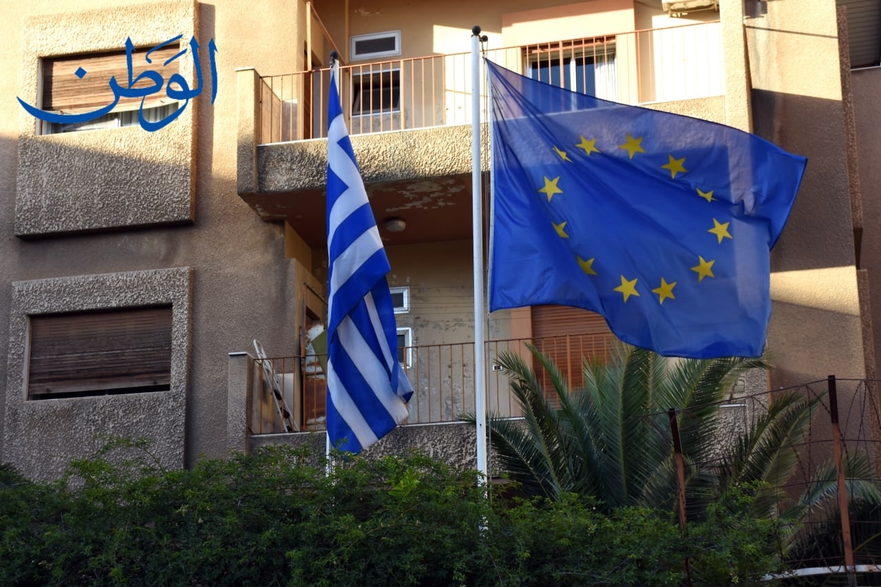 العلم اليوناني يرفرف فوق سفارة اليونان بدمشق