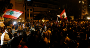 محتجون يحاولون اقتحام منزل وزير الاقتصاد اللبناني
