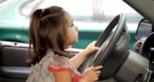 طفلتان بعمر 4 و9 سنوات تسرقان وتقودان سيارة والدهما