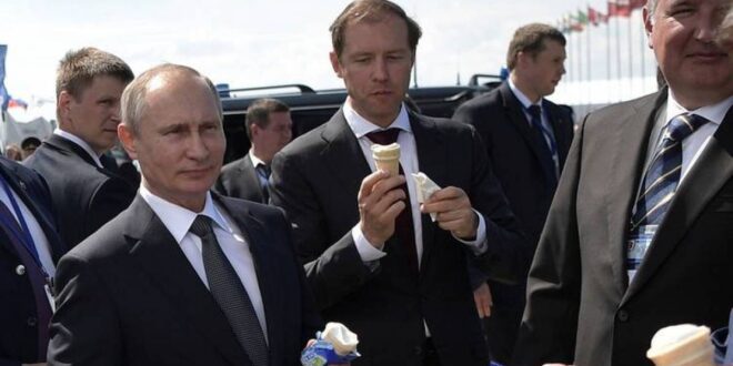 بوتين يتذوق الآيس كريم في معرض "ماكس 2021"