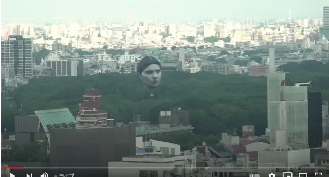 رأس عملاق يظهر في سماء طوكيو