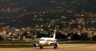 مشادة بين ركاب كويتيين ومسؤول شركة طيران في مطار بيروت... فيديو