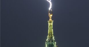 لصاعقة برق تضرب قمة برج الساعة في مكة