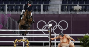 تمثال مصارع سومو عند الحواجز يرعب خيول أولمبياد طوكيو