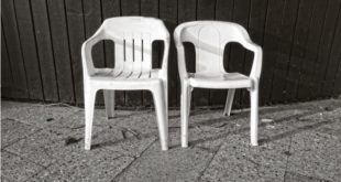 3 مكونات كفيلة بالحفاظ على لون الكراسي البلاستيكية البيضاء.. جربيها