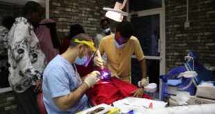 أطباء الأسنان السوريين يكسبون قلوب الشباب الصوماليين