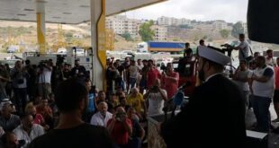 لبنان.. شيخ يؤم صلاة الجمعة في محطة للمحروقات (فيديو)