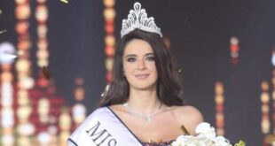 ملكة جمال لبنان بـ"روب الاستحمام