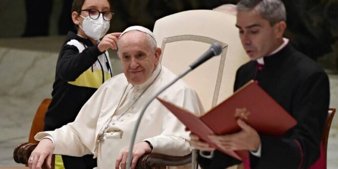 فتى يصعد إلى كرسي البابا ويطلب القلنسوة البيضاء