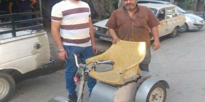 تكلفته رخيصة نسبياً.. حرفي سوري يصنع كرسياً كهربائياً متحركاً لمساعدة العجزة ومصابي الحرب