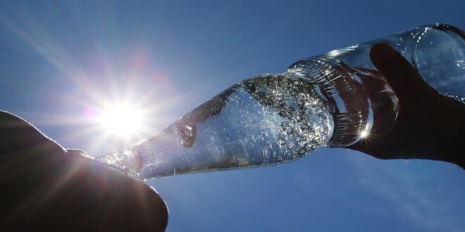 هل تشرب ما يكفي من الماء؟ .. خبير يكشف عن أفضل الطرق للحفاظ على ترطيب الجسم