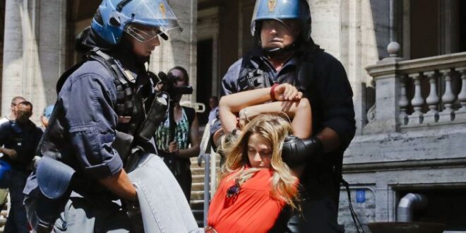 "حياتي أصبحت جحيما"... رجل يطلب من الشرطة الإيطالية سجنه هربا من زوجته