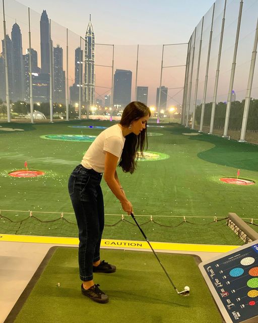 زوجة الفنان باسم ياخور تلعب الغولف في دبي