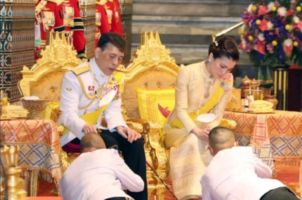 ملك تايلاند غريب الأطوار يعود لمنفاه الاختياري بألمانيا