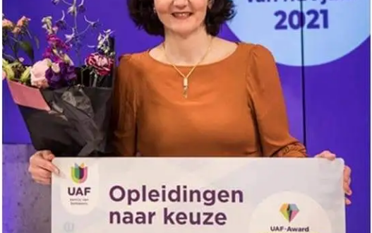 سيدة سورية تفوز بجائزة التميز في هولندا