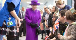 لماذا تحمل الملكة إليزابيث حقيبة وترتدي قفازات معظم الأوقات؟