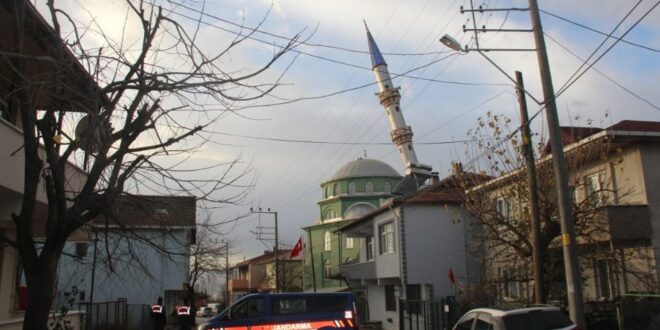 مئذنة مسجد تركي تتحدى عاصفة لودوس