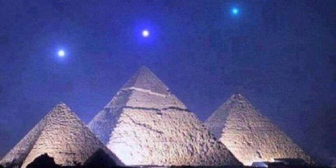 حقيقة صورة اصطفاف الكواكب فوق أهرامات مصر