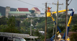 رياح شديدة تقطع الكهرباء عن مئات آلاف المنازل والمنشآت في كندا