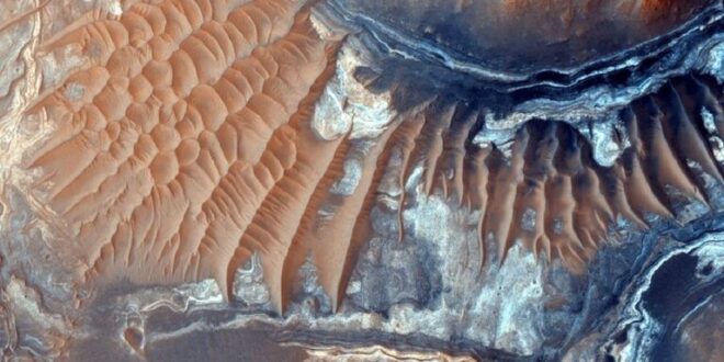 الروس يكتشفون جليدا هائلا على سطح المريخ