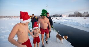لا يصدق.. روس يستقبلون أعياد الميلاد بالسباحة في المياه المجمدة