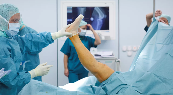 طبيبة جراحة تبتر الساق الخطأ للمريض