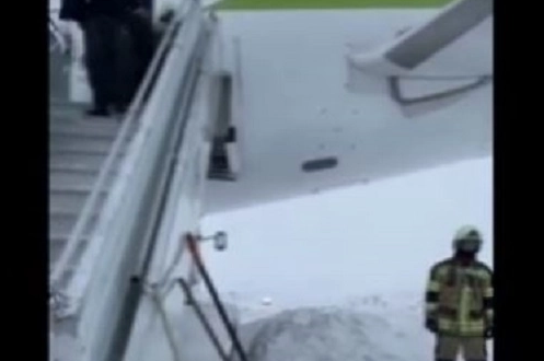 وزير خارجية دولة أوروبية يعيش لحظات من الرعب! طائرته تنزلق بسبب الثلوج.. شاهد!