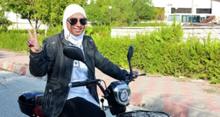 أستاذة سورية تتحدى أزمة النقل وتقود دراجة للوصول إلى جامعتها