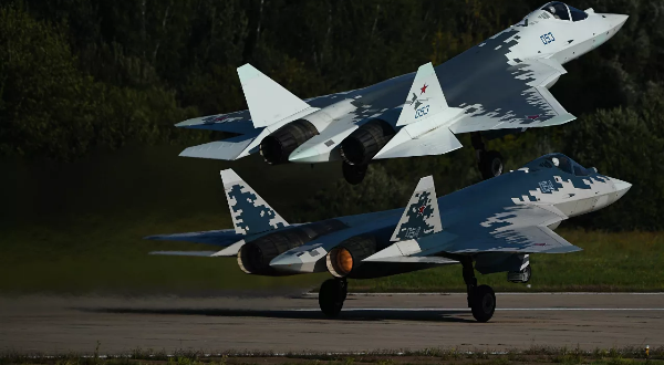 من يفوز في معركة محتملة بين مقاتلة "سو-57" الروسية و"إف-22" الأمريكية؟