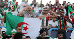 وفاة اللاعب الجزائري سفيان لوكار في الملعب إثر إصابته بأزمة قلبية.. فيديو