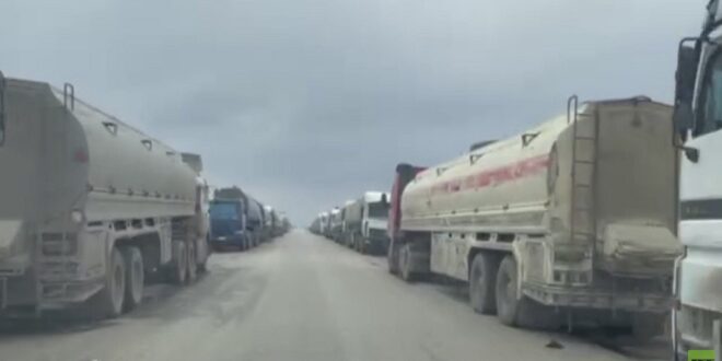 مئات الصهاريج على مدخل القامشلي الغربي لنقل النفط الخام إلى مصفاة بانياس وحمص.. شاهد!