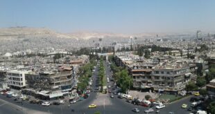 أموال متناثرة في أحد شوارع دمشق والمارة يتوقفون لجمعها... فيديو