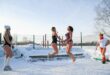 نساء من روسيا يمارسن الرياضة بالمايوه وسط الثلج.. شاهد!