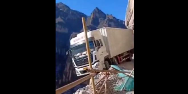فيديو مخيف لشاحنة على "حافة الهاوية"
