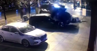 بالفيديو..سيارة تقفز فوق 3 مركبات وتركن إلى جانب الرابعة في حادث غريب من نوعه بالصين