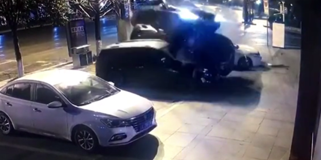 بالفيديو..سيارة تقفز فوق 3 مركبات وتركن إلى جانب الرابعة في حادث غريب من نوعه بالصين