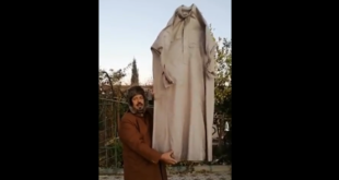 مزارع سعودي يوثق فيديو لتجمد ثوبه من شدة البرودة (فيديو)